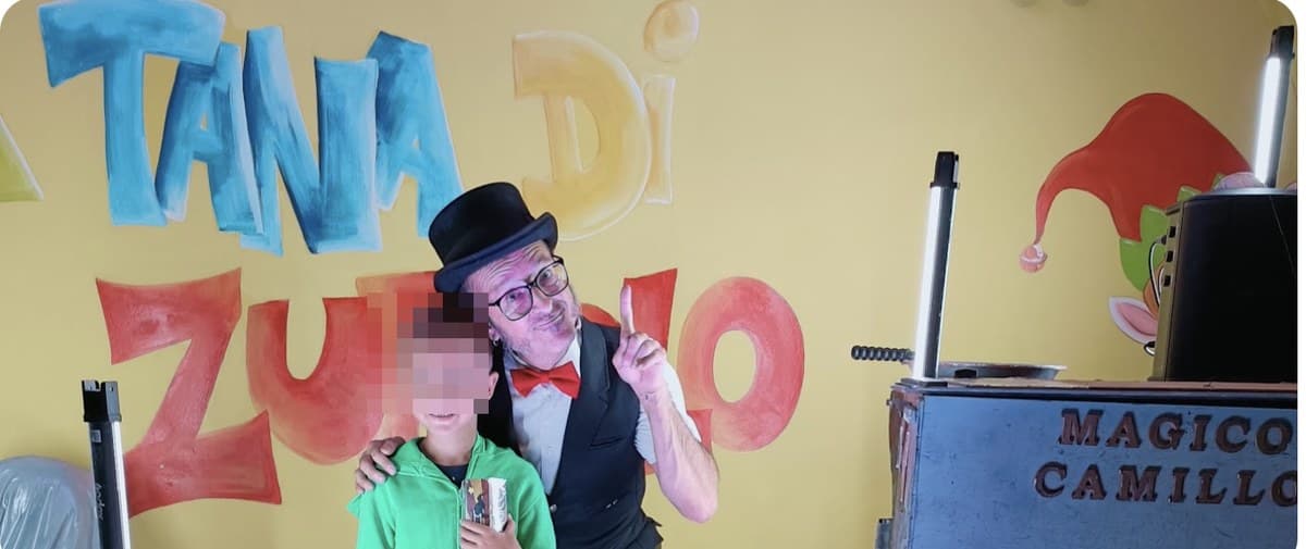 Magico Camillo con un bambino alla Tana di Zampillo, foto da una recensione Google